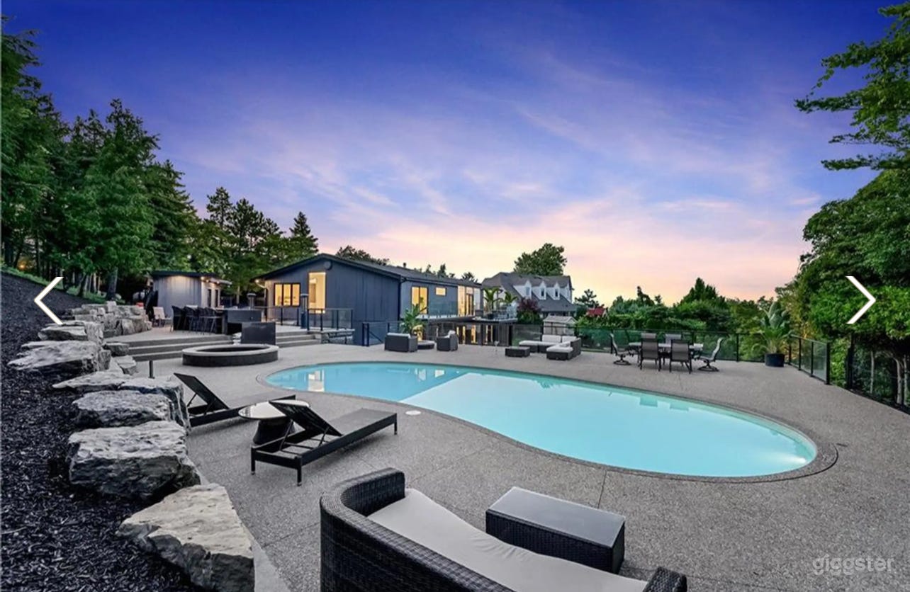 New Bright and Modern Luxury Oasis with Views Photo 4