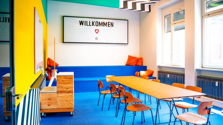  Kreativer Workshopraum mit Bar 