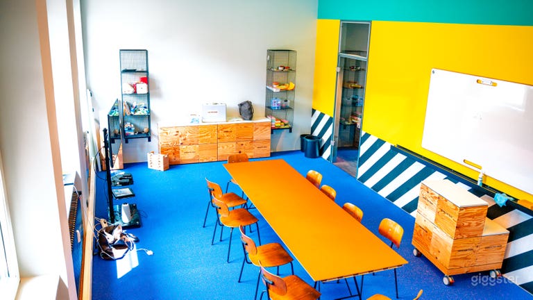  Kreativer Workshopraum mit Bar 
