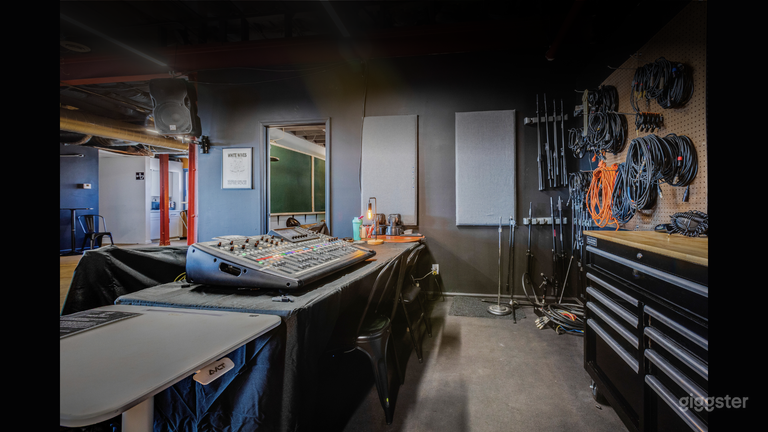  Elevated-Industrial Studio Minutes from Downtown 