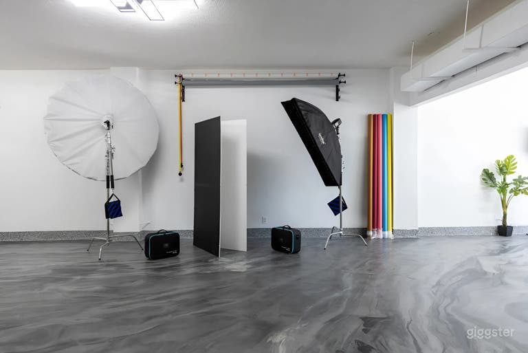  Fully Equipped Private Photo Studio with Strobes, Backdrops  