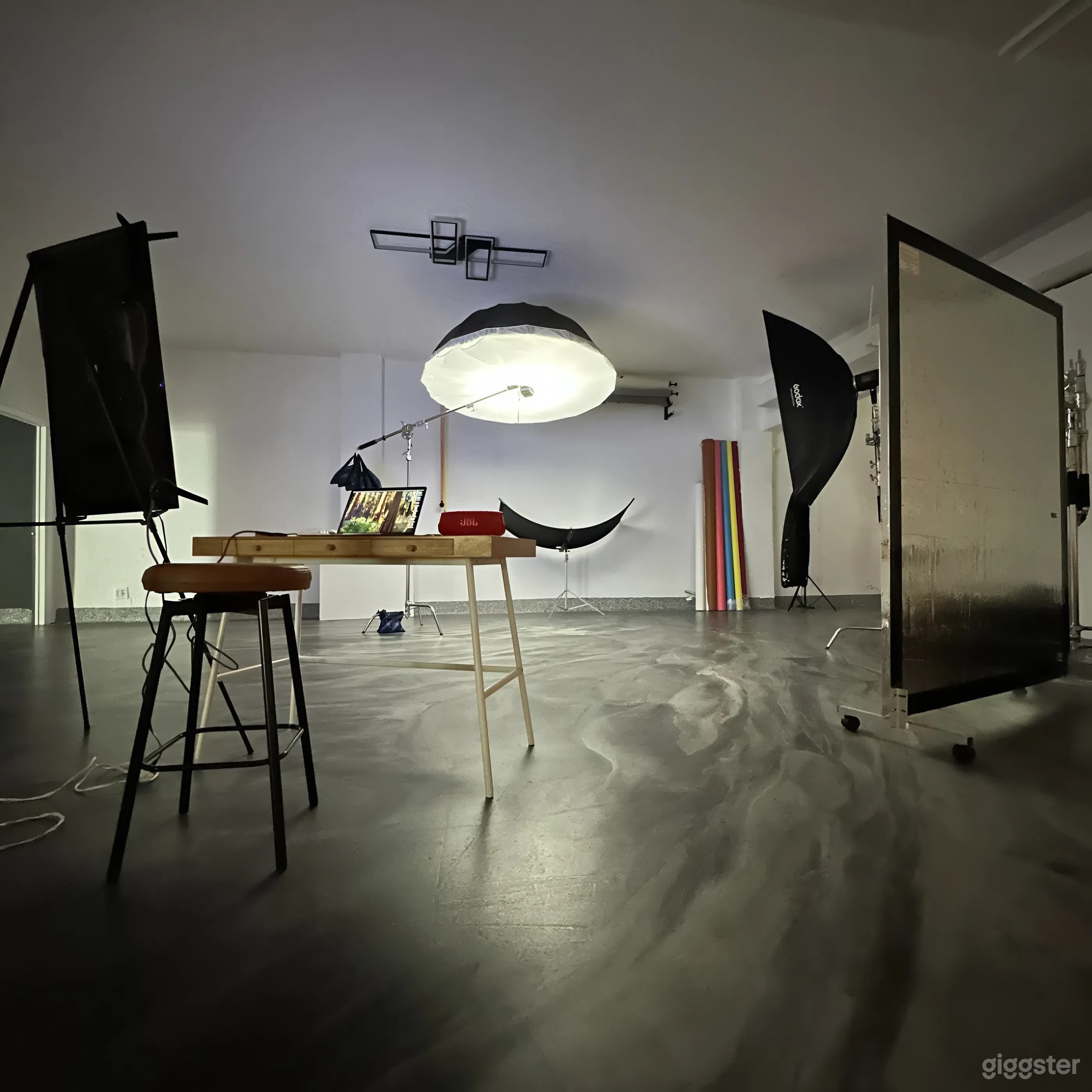 Fully Equipped Private Photo Studio with Strobes, Backdrops  Photo 1