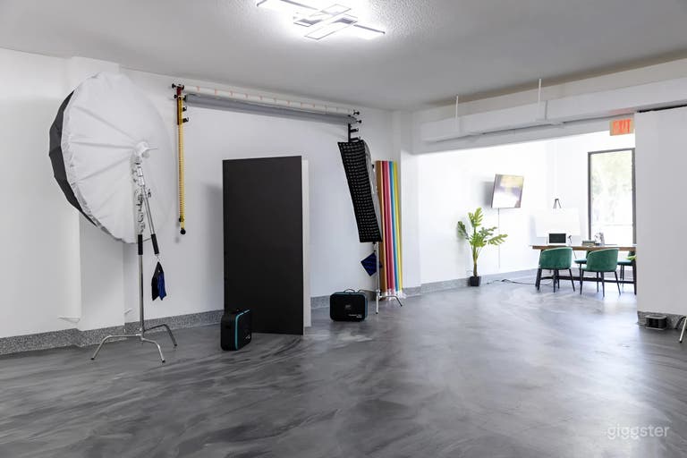  Fully Equipped Private Photo Studio with Strobes, Backdrops  