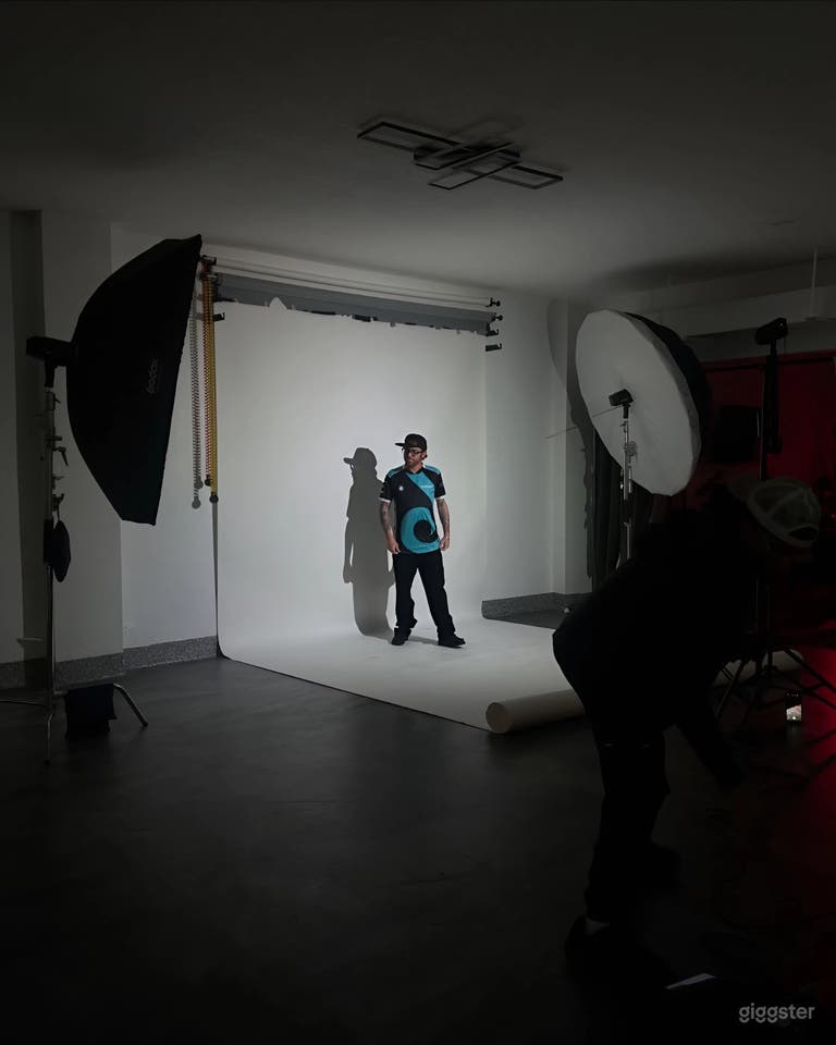  Fully Equipped Private Photo Studio with Strobes, Backdrops  