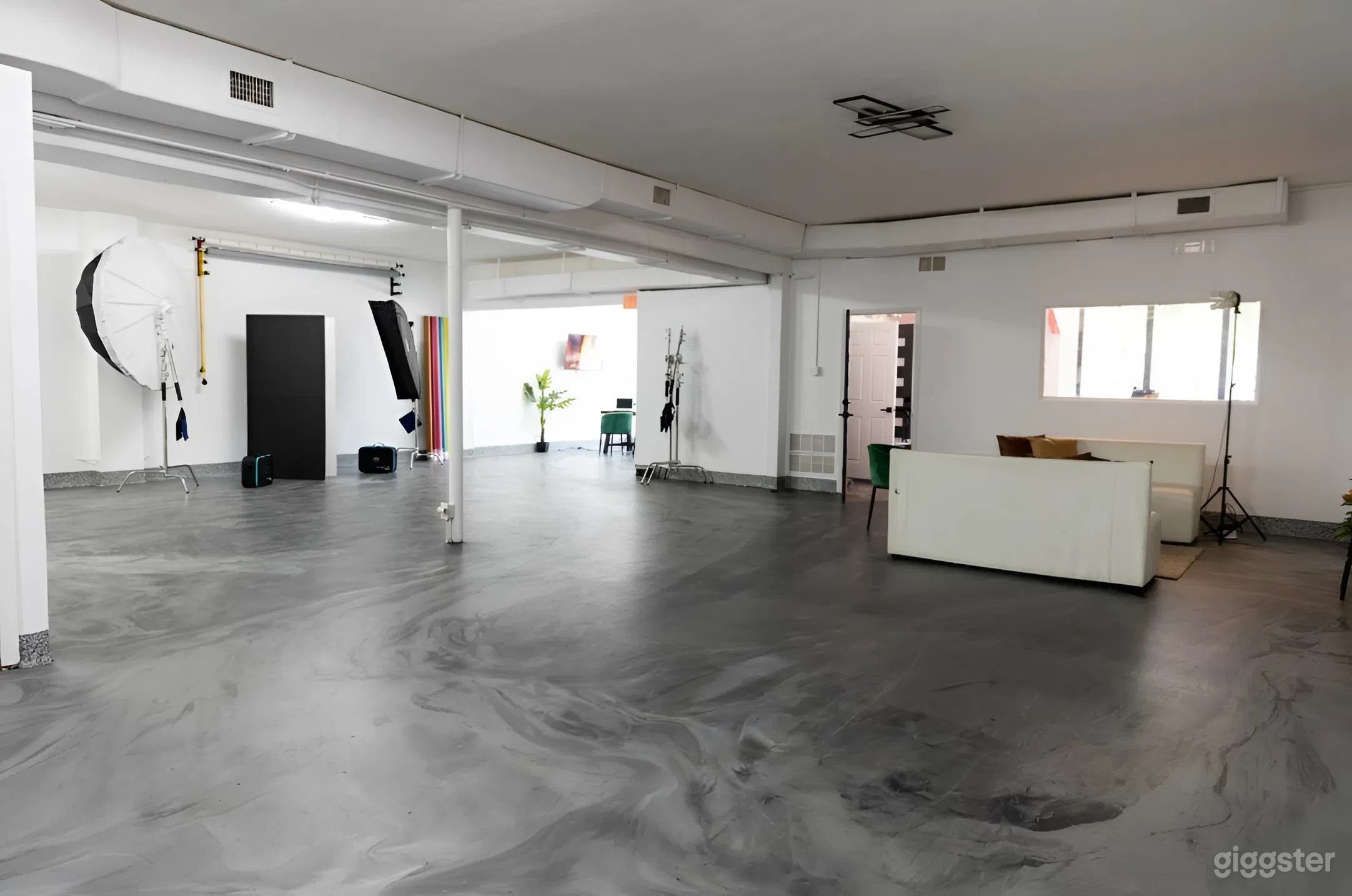 Fully Equipped Private Photo Studio with Strobes, Backdrops  Photo 4