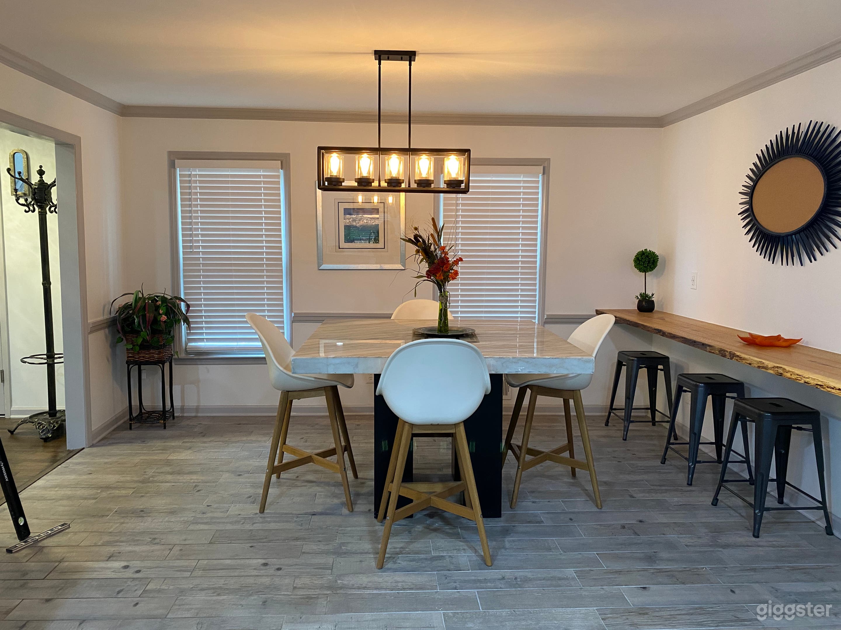 2.2 Acres Luxury Estate Oasis Retreat- Vintage Mod Photo 2