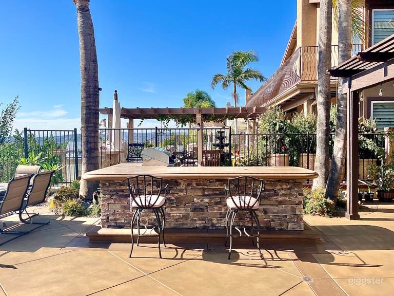  Bar, grill and serving station 