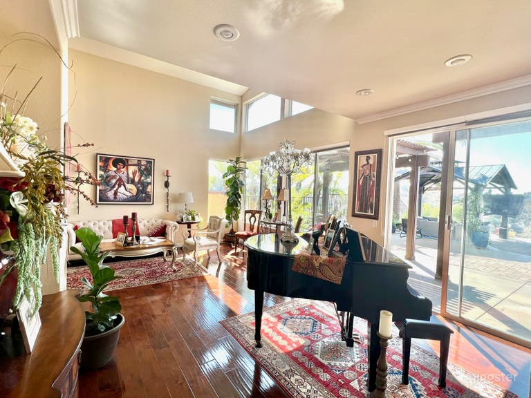  Cozy Hillside Estate w/ Stunning Panoramic Views 