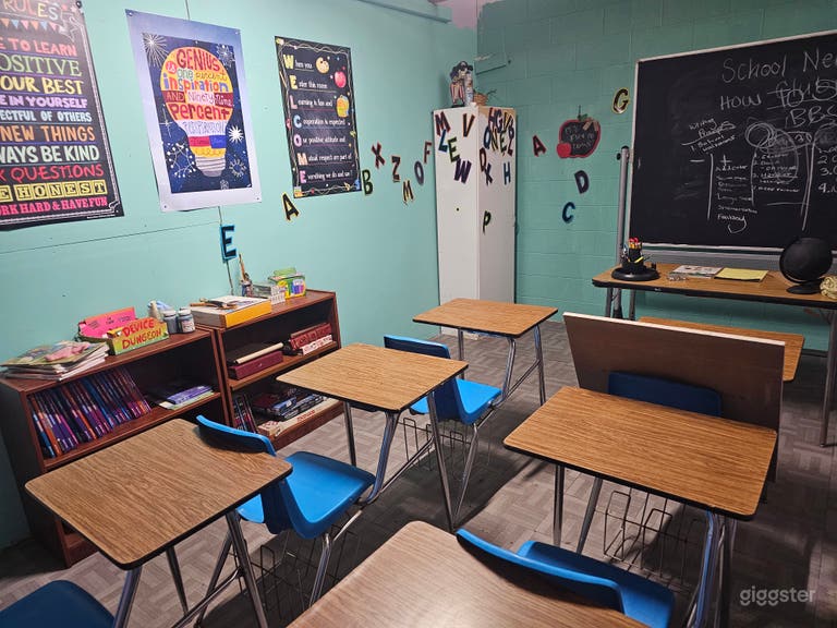  Décor de salle de classe avec de nombreux accessoires 