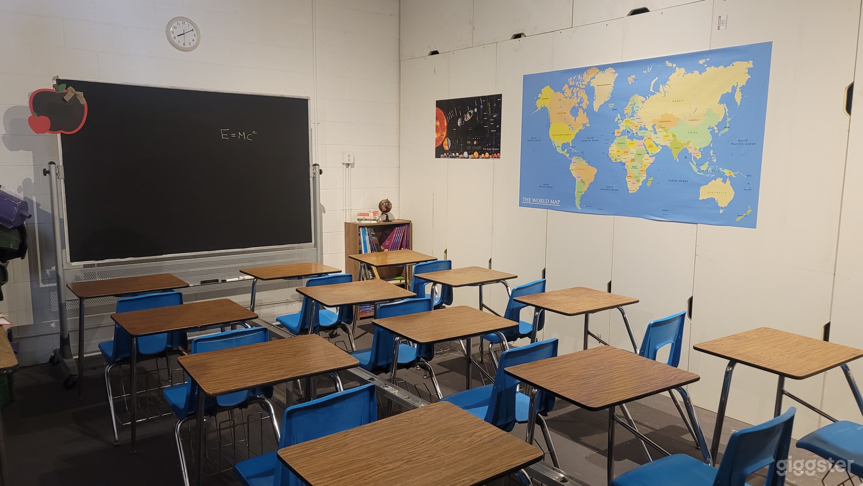 Classroom set with lots of props Photo 3