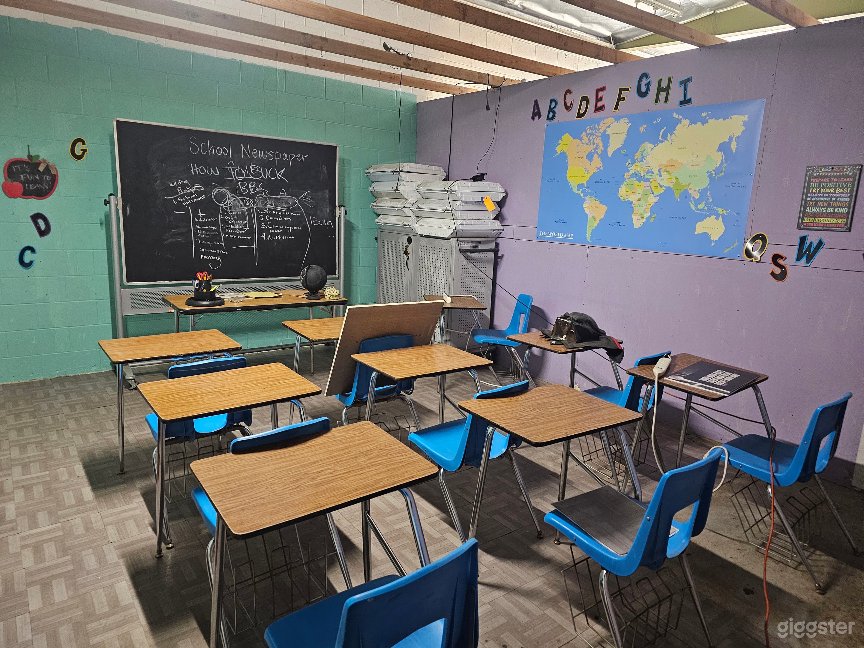 Classroom set with lots of props Photo 4