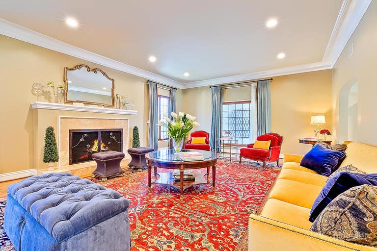  Living room with dept perfect for interviews. 