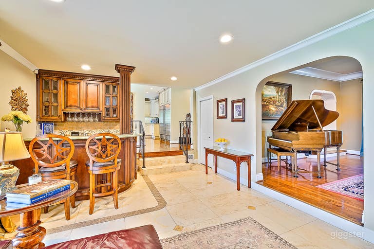  Wet bar and Piano 