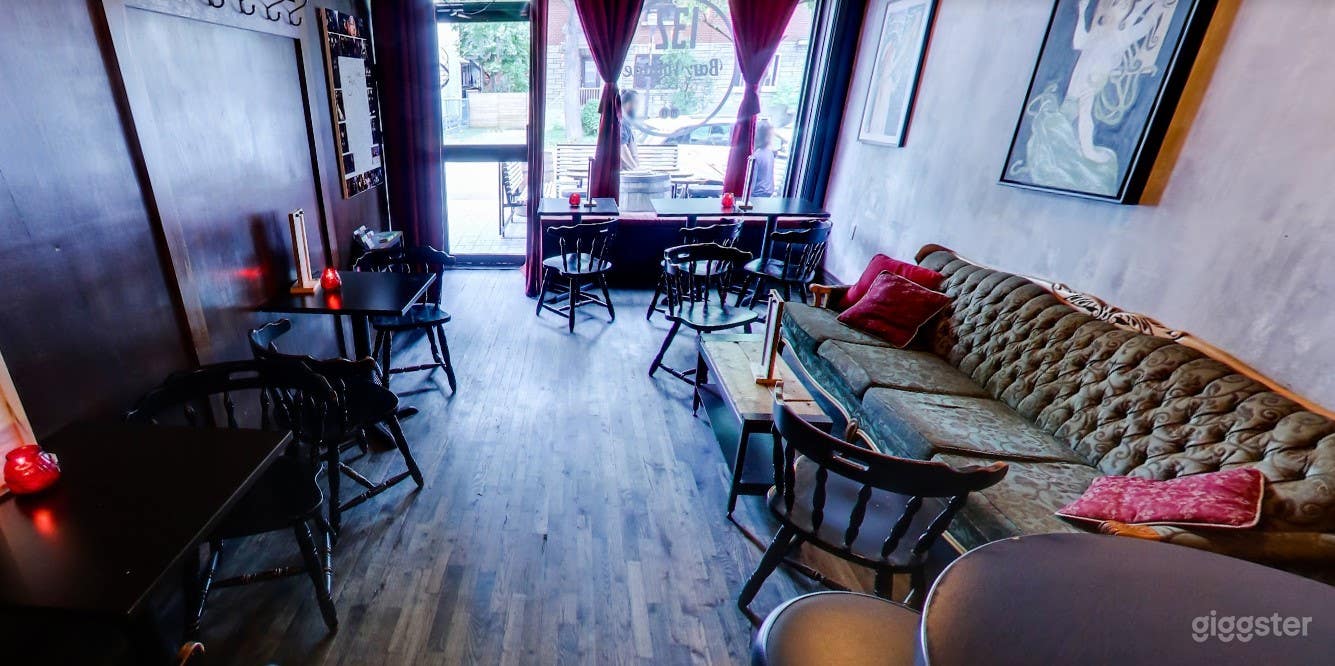 Cozy Speakeasy Bar in Montreal Photo 3