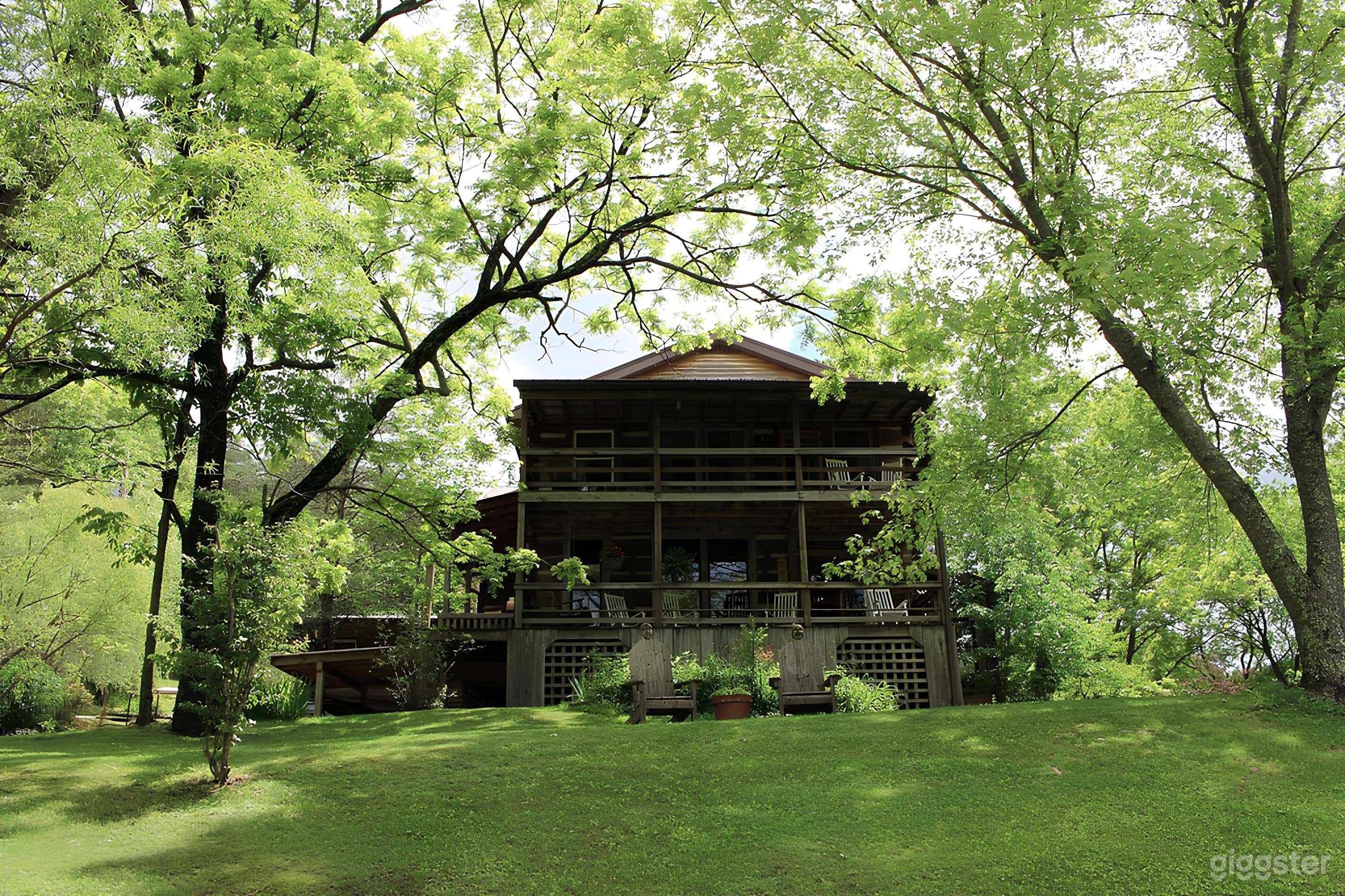 Main Farmhouse with Large Grounds Photo 2