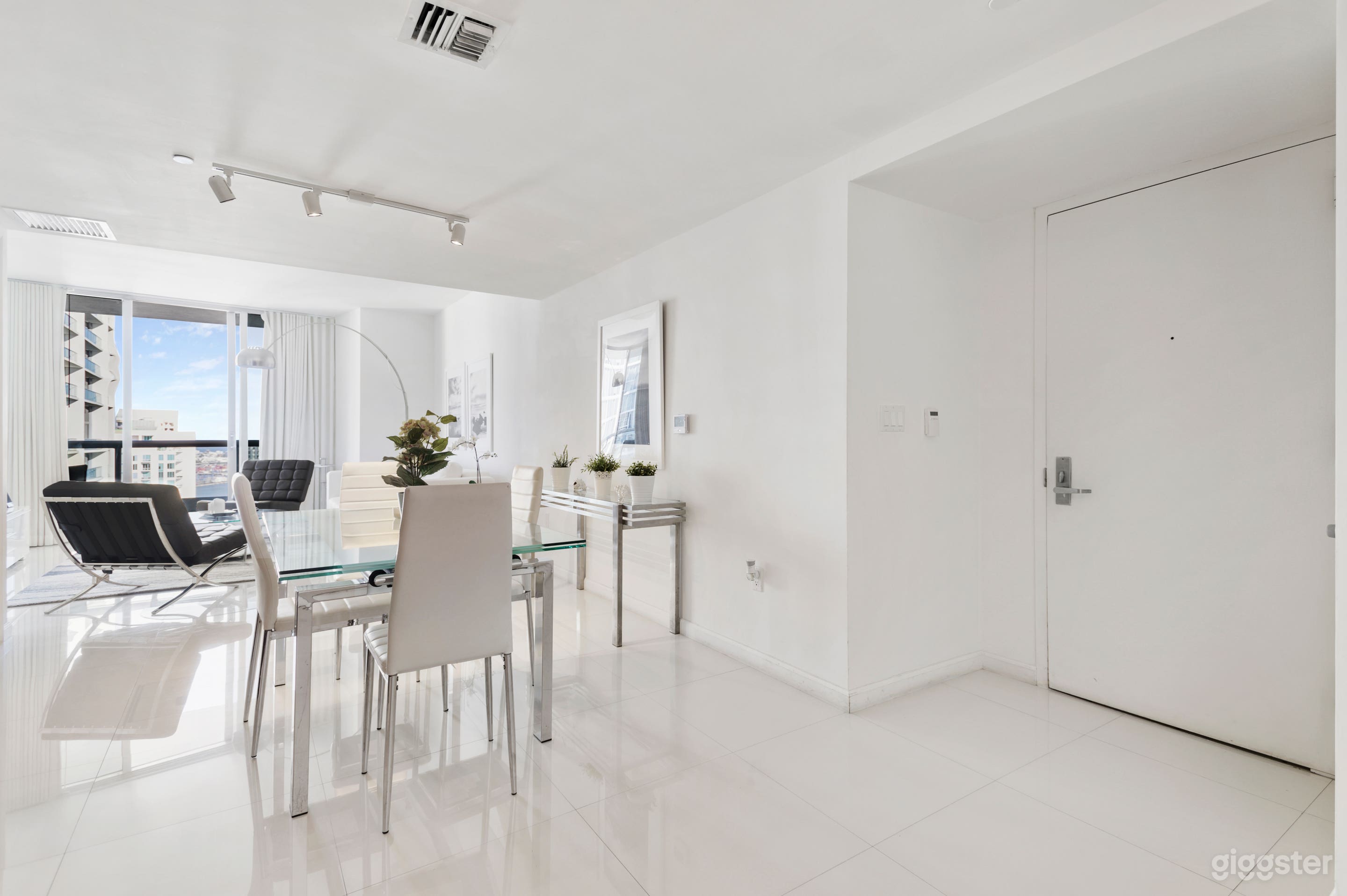 41st Floor Luxury Oceanview Condo Photo 2