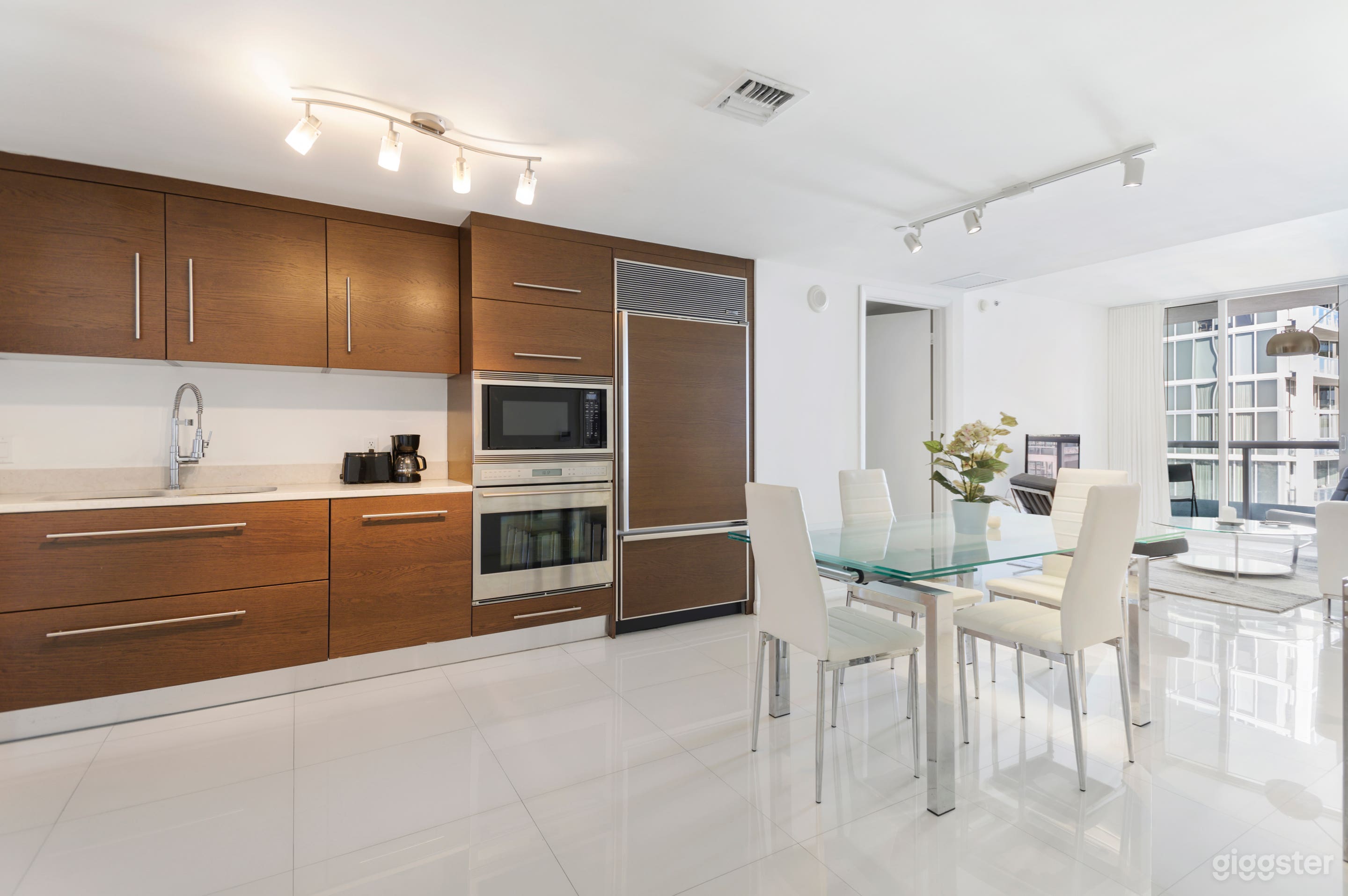 41st Floor Luxury Oceanview Condo Photo 3