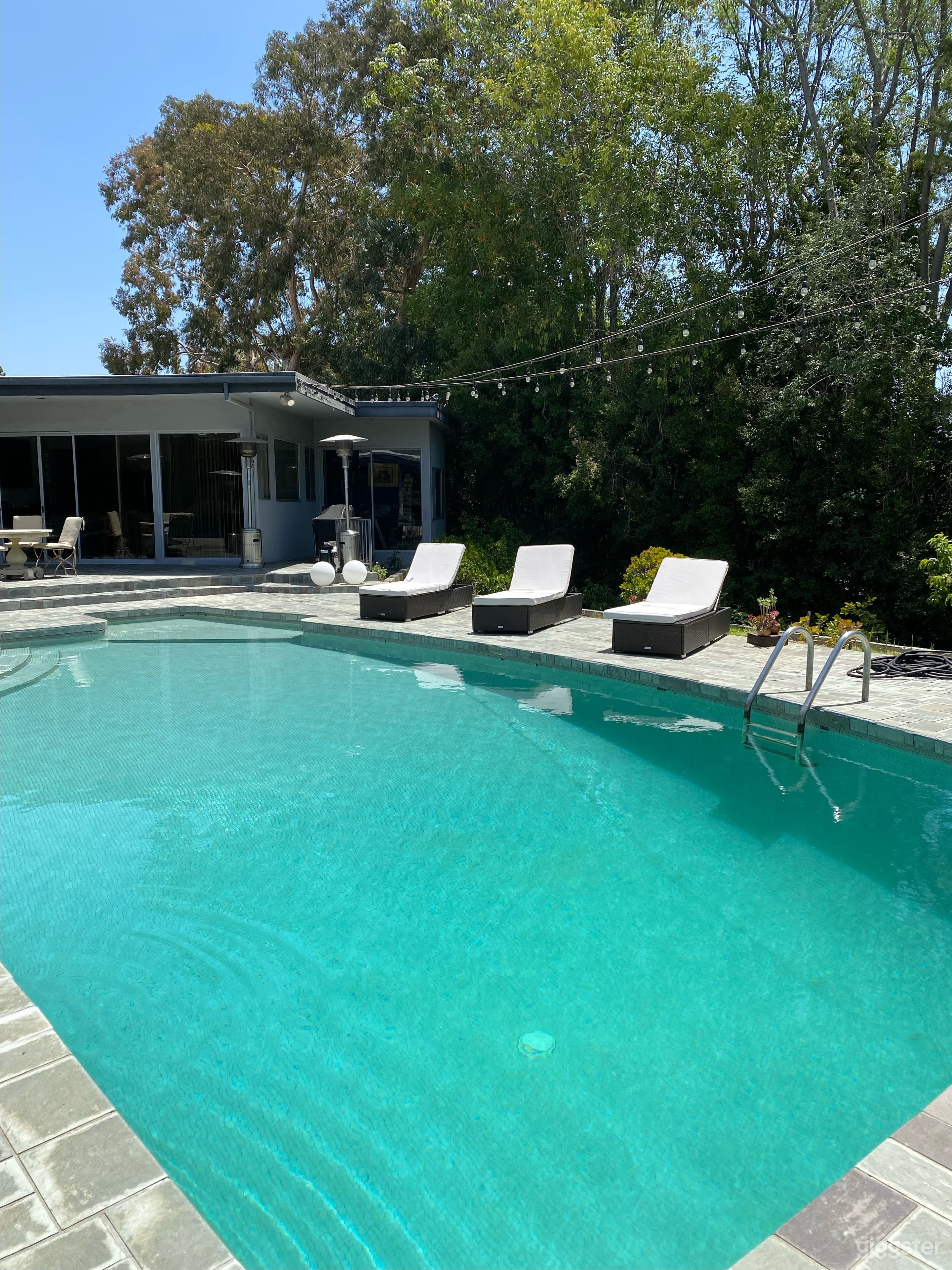 Mid Century Modern home with tennis court and pool Photo 4