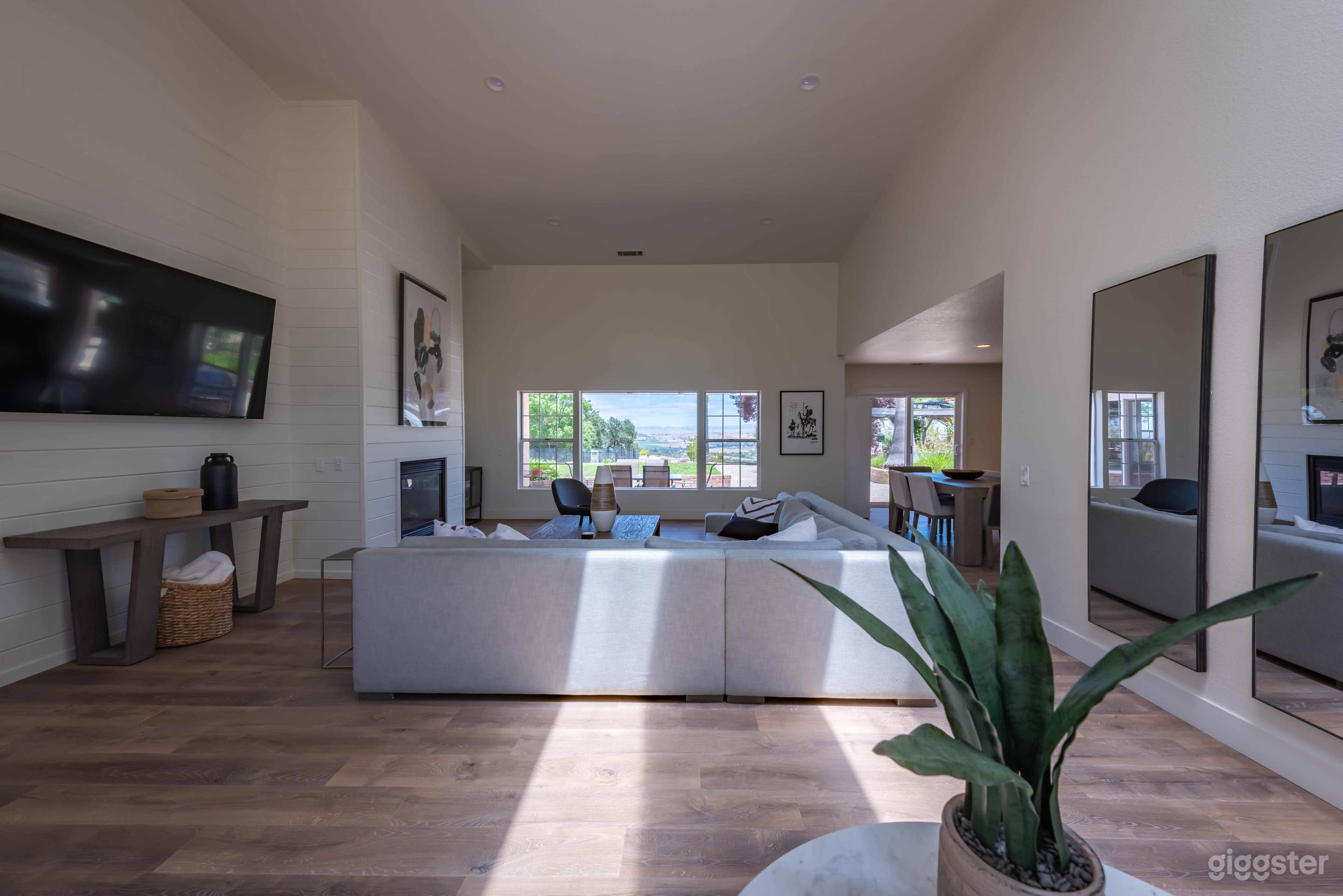 Hilltop Oasis Photo 3