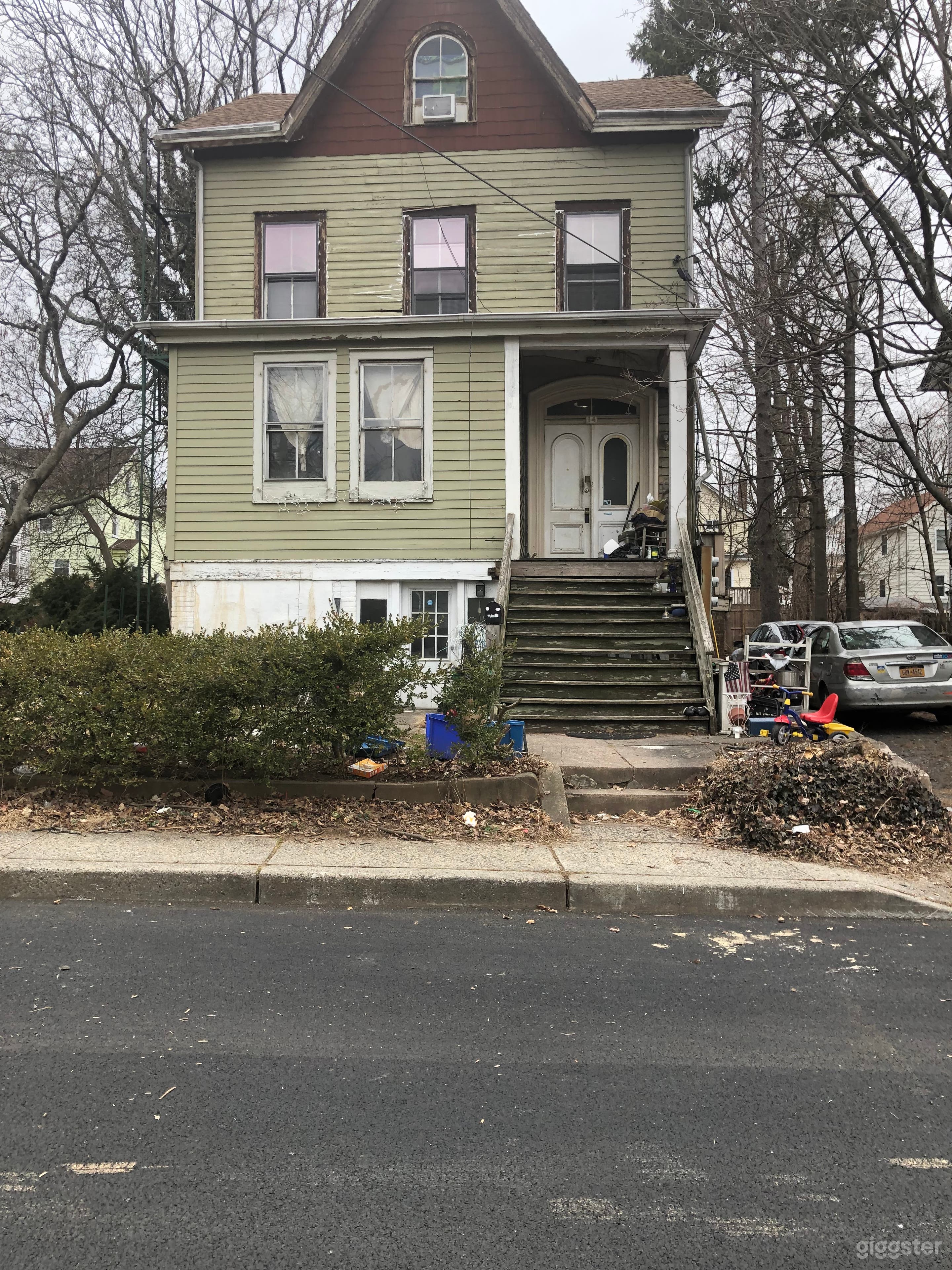 Front side of house + driveway 