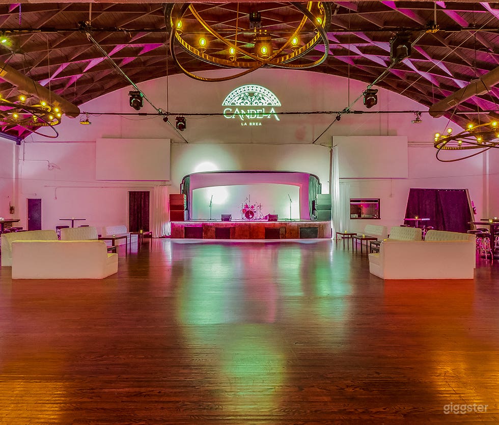 Contemporary Restaurant and Entertainment Venue Photo 4