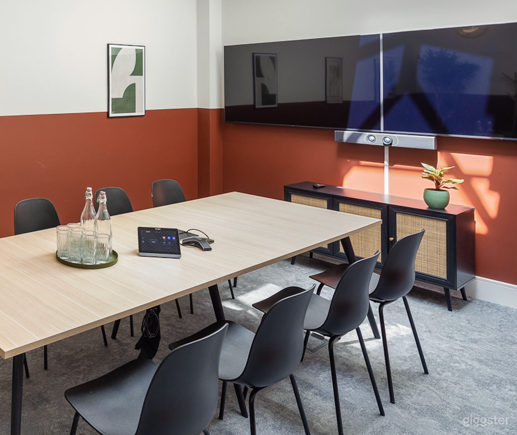 The Larry Room Good for 10 Persons Photo 3