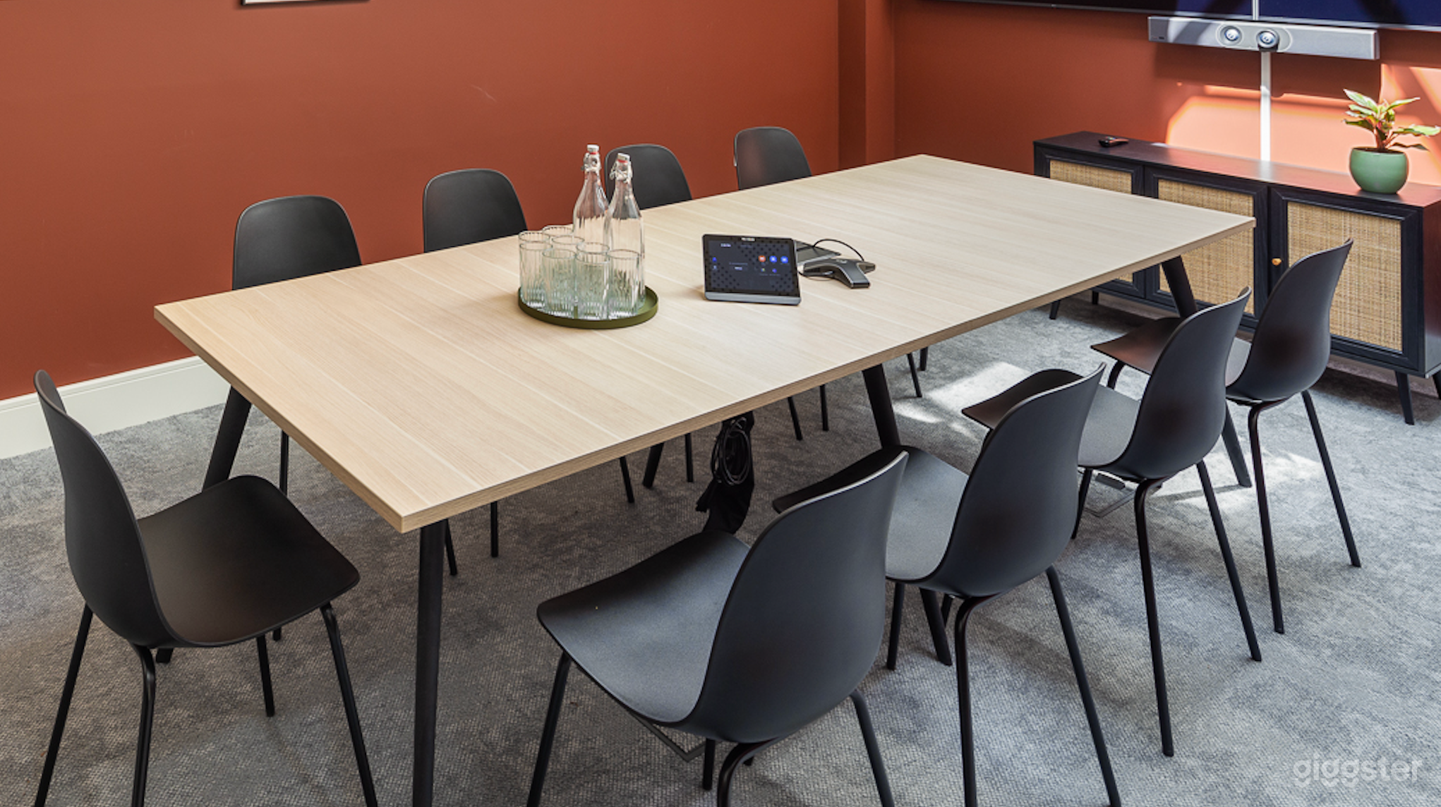 The Larry Room Good for 10 Persons Photo 2