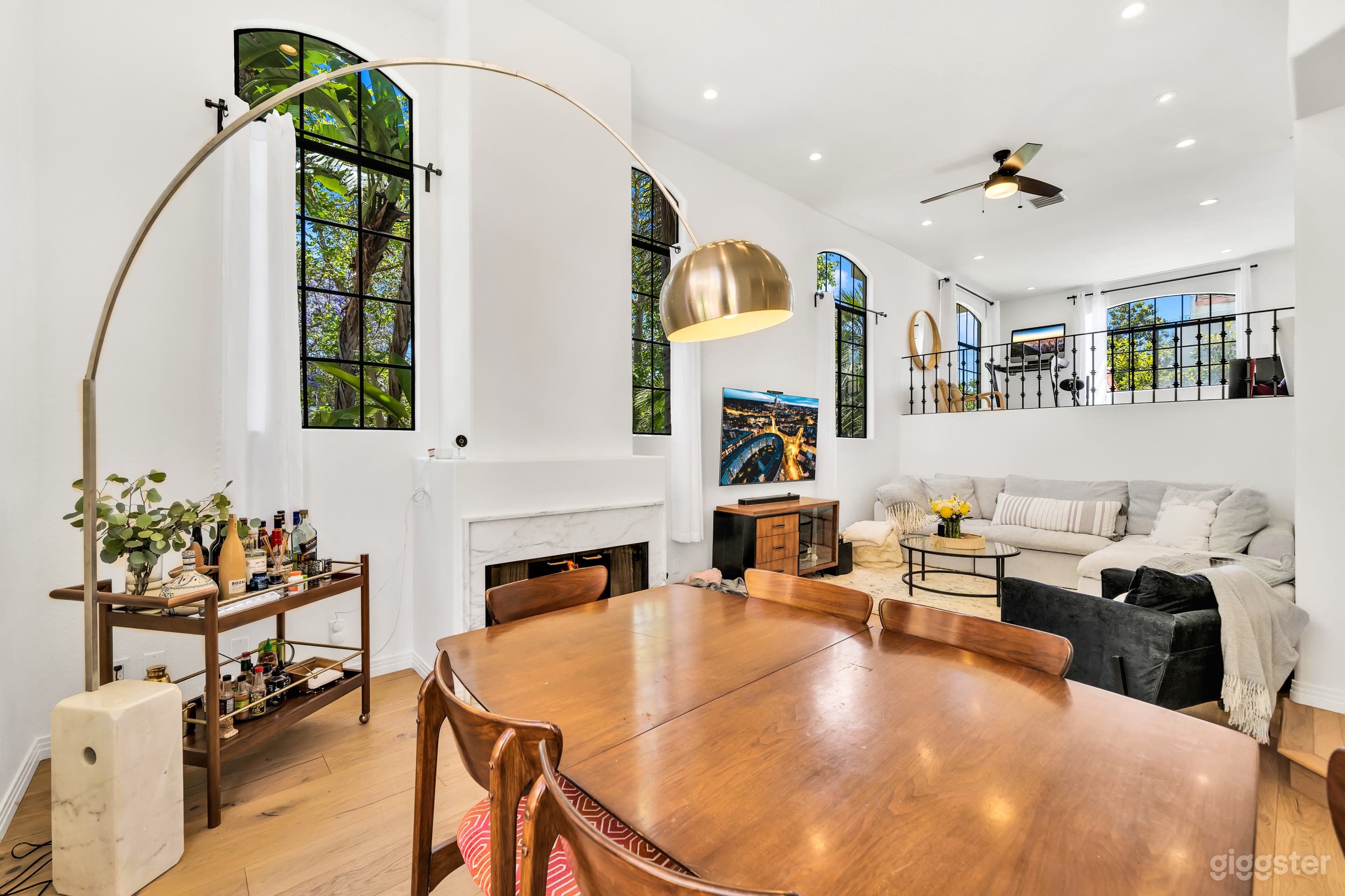 ARCHED MODERN SUNLIT ESCAPE Photo 2