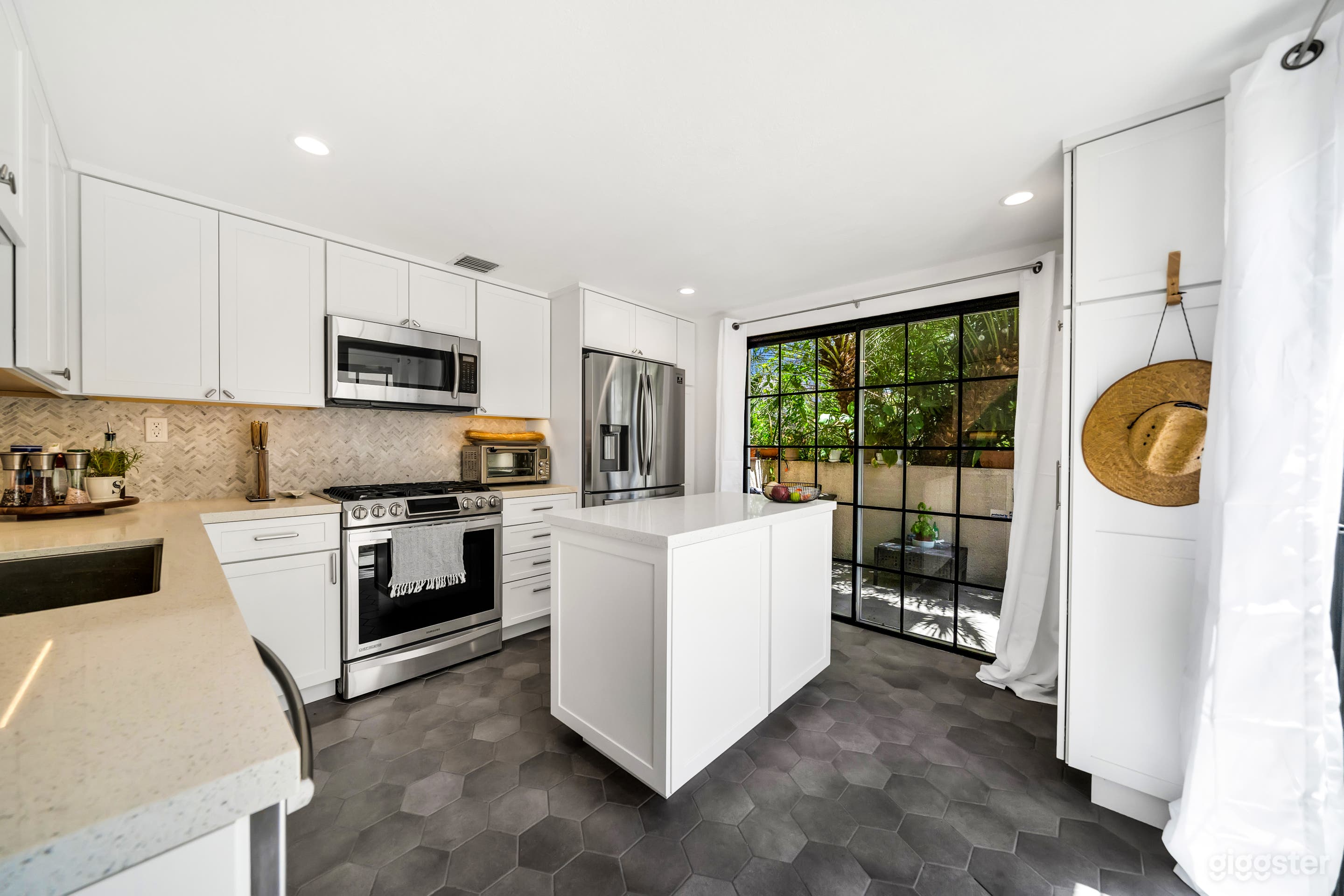 ARCHED MODERN SUNLIT ESCAPE Photo 3