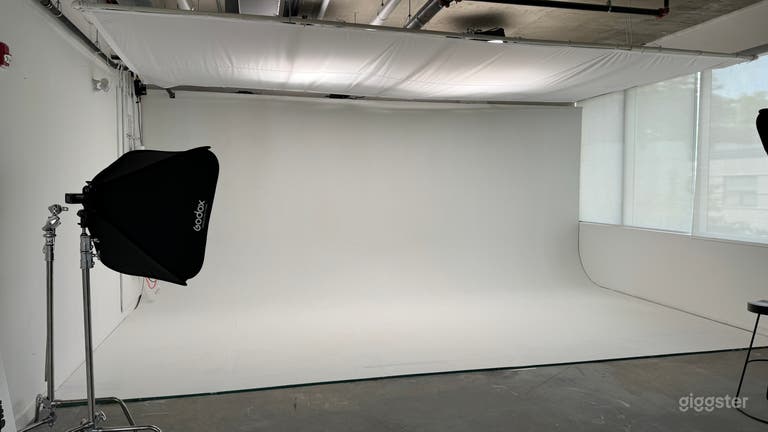  MBLD STUDIO - Infinite White Cyclorama

- Vancouver, BC
Media &amp; Content Production

#Photography #Fashion #Motion Picture #Commercial #Products #Lifestyle #Portraits 