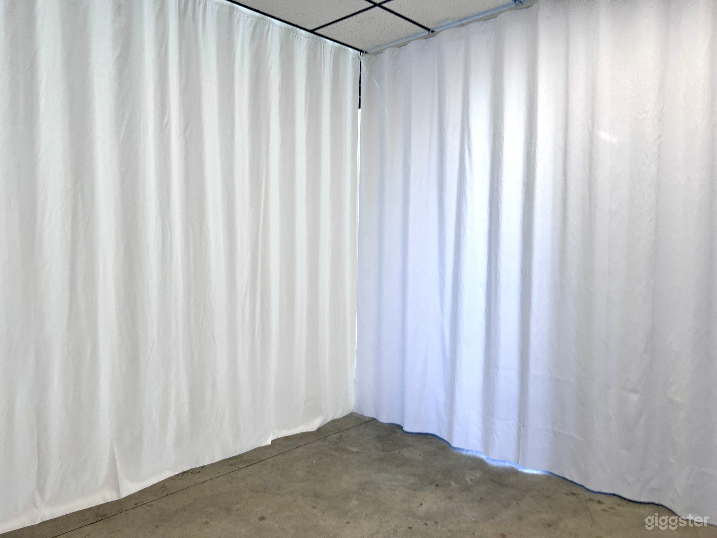 105sqm Studio with 12 Curated Sets — Reservoir Photo 3