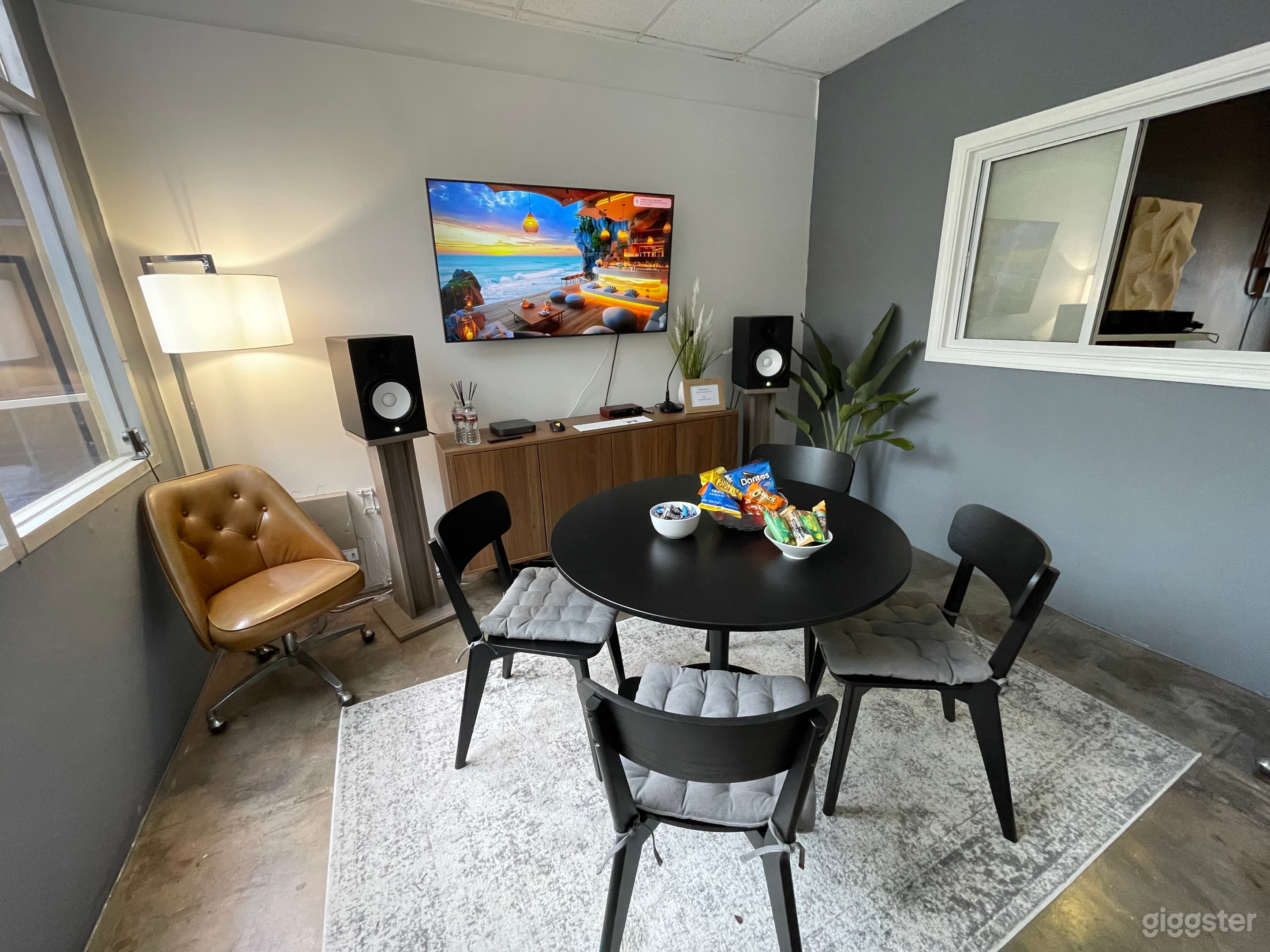Versatile Recording Studio w/ Meeting Area Photo 3