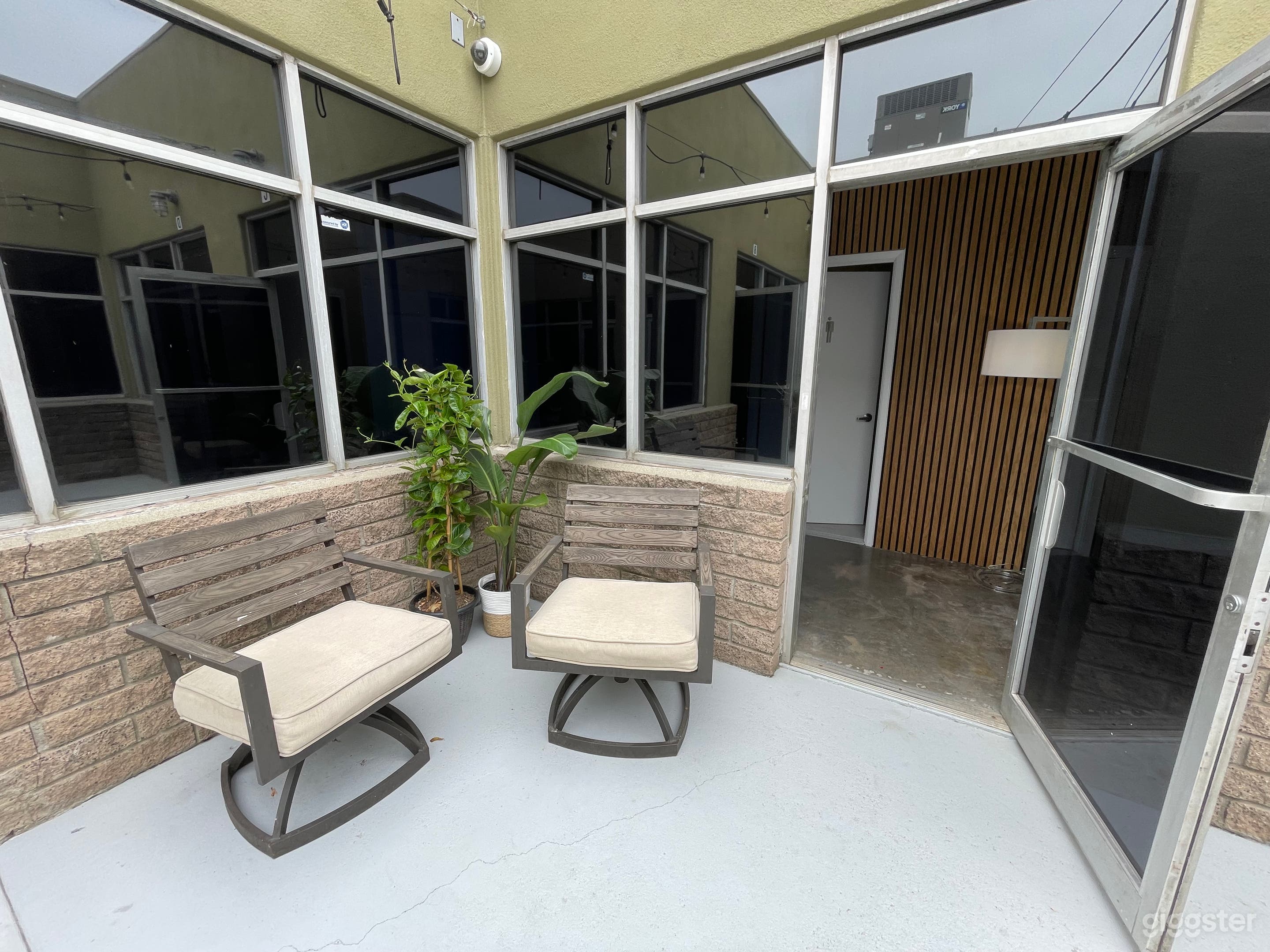 Versatile Recording Studio w/ Meeting Area Photo 4