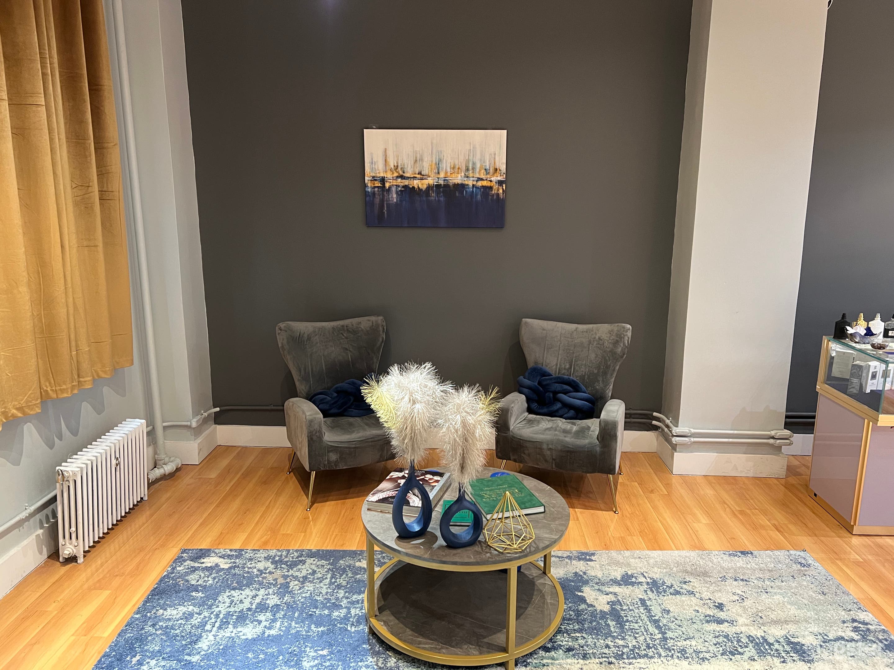 Elegant Times Square Studio with Luxe Decor Photo 4