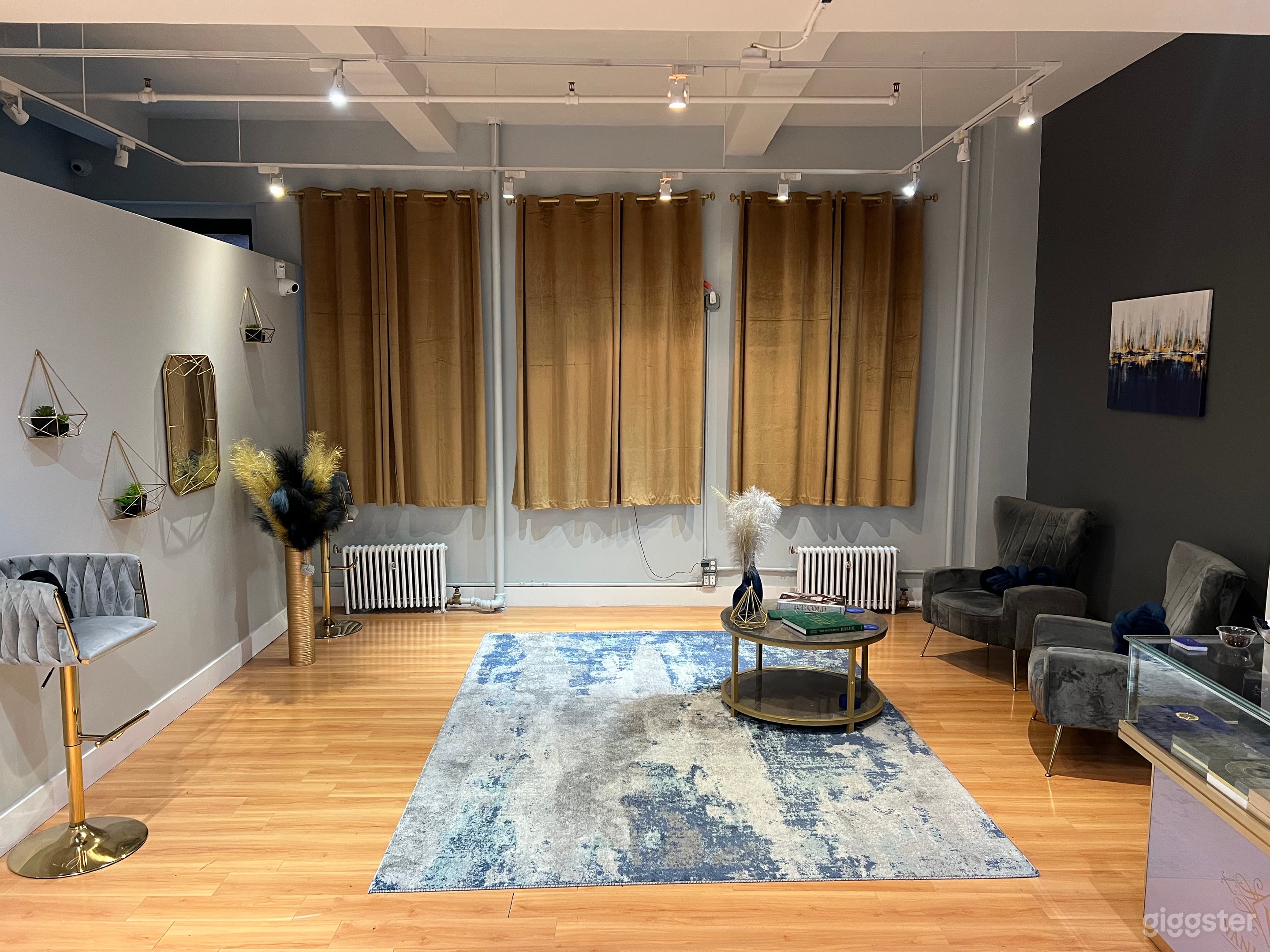 Elegant Times Square Studio with Luxe Decor Photo 3