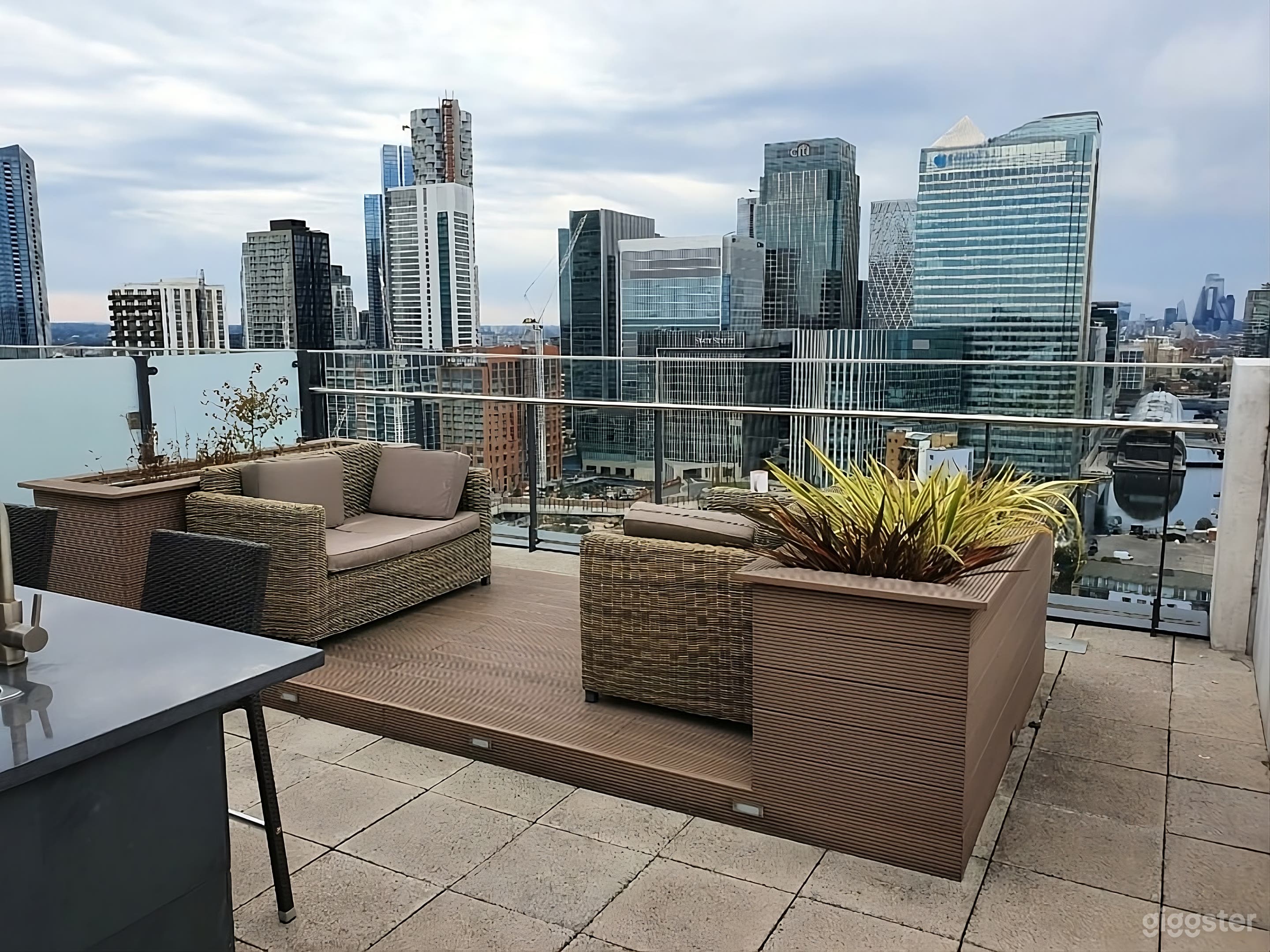 Canary Wharf Penthouse + Roof Garden STUNNING VIEW Photo 1