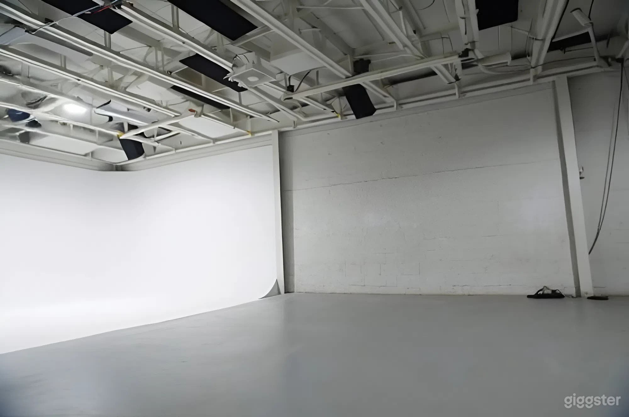 Downtown Montreal Studio with Cyclorama & Recording Facility Photo 4