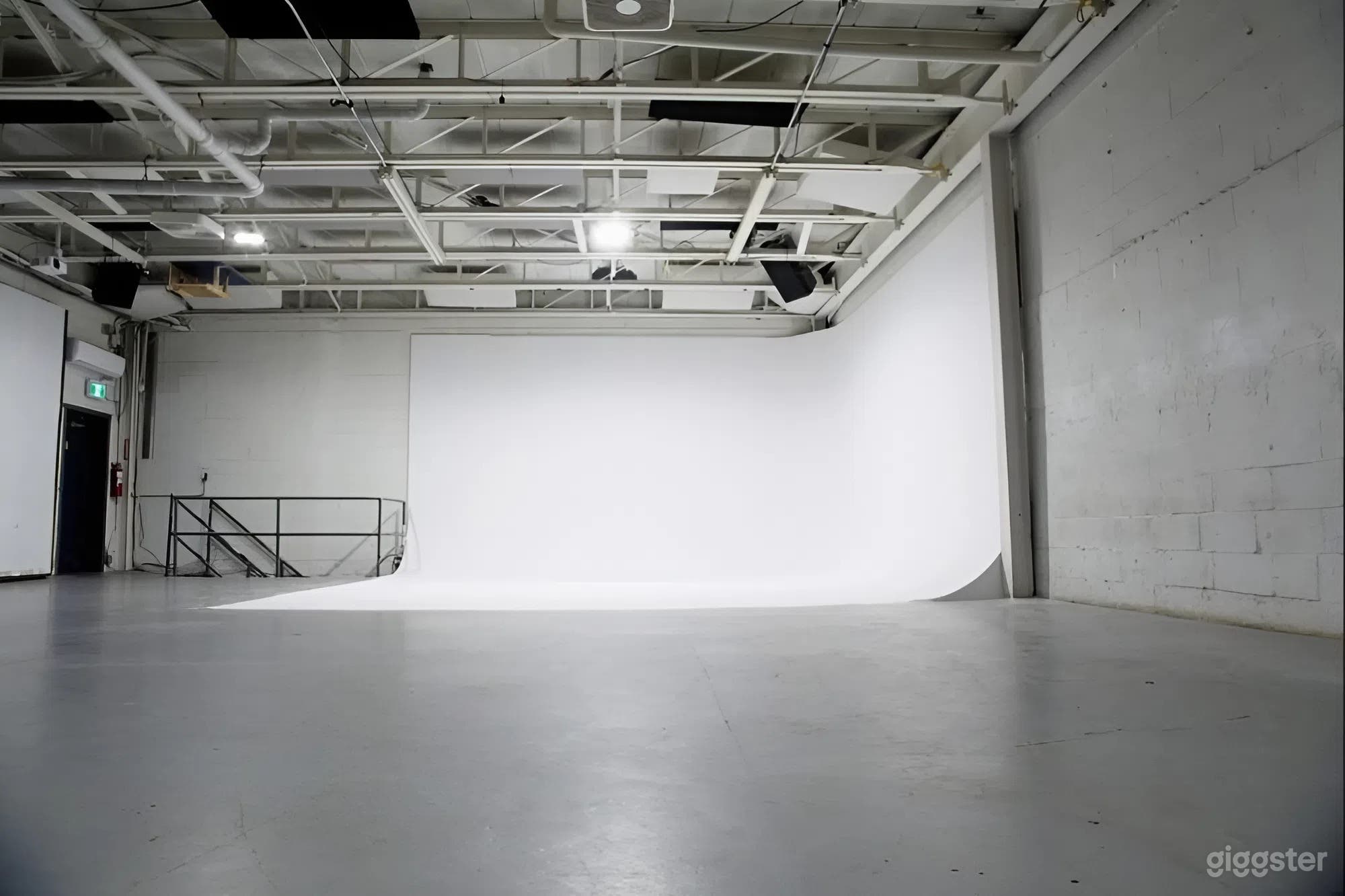 Downtown Montreal Studio with Cyclorama & Recording Facility Photo 1