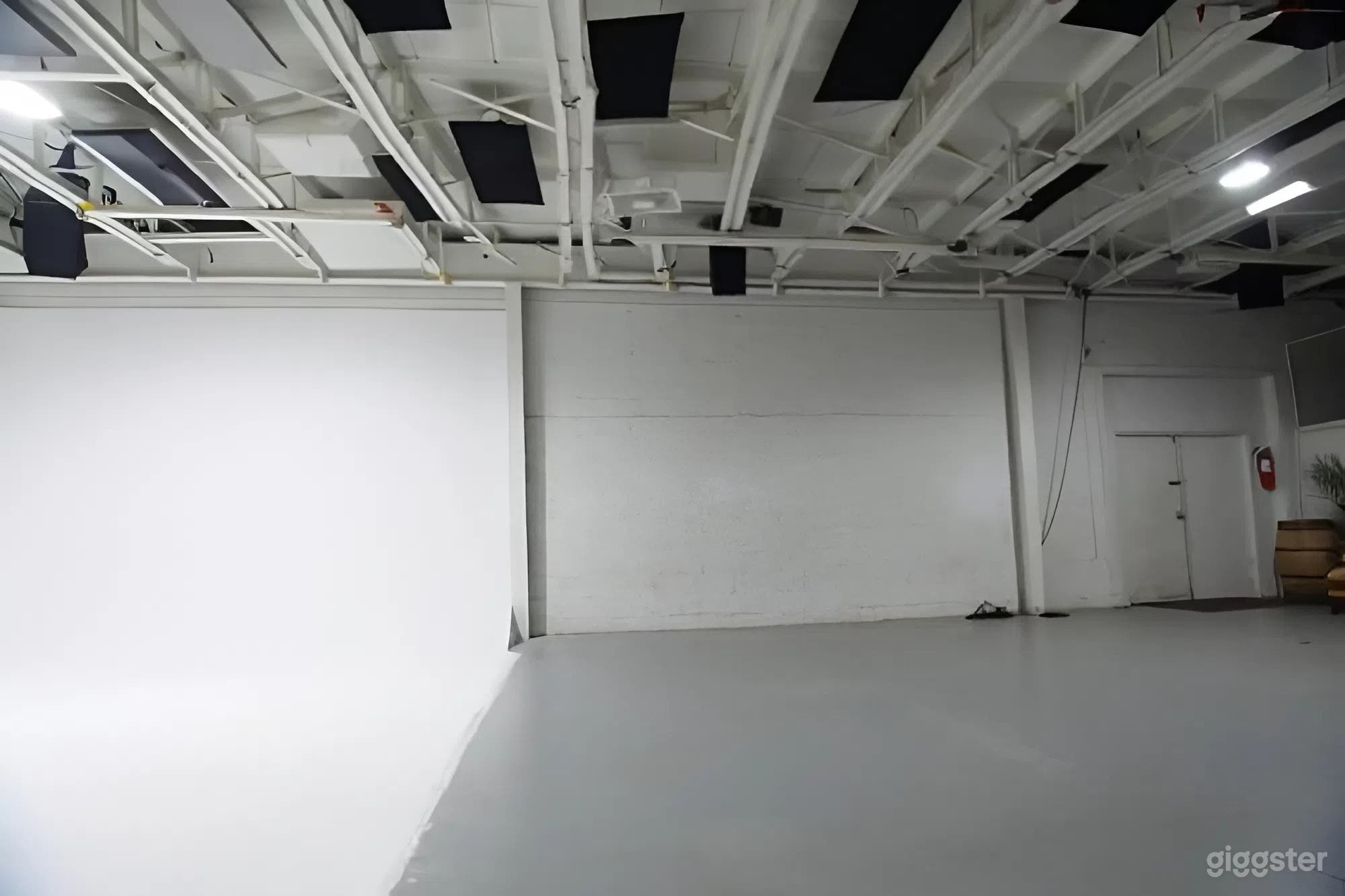 Downtown Montreal Studio with Cyclorama & Recording Facility Photo 3