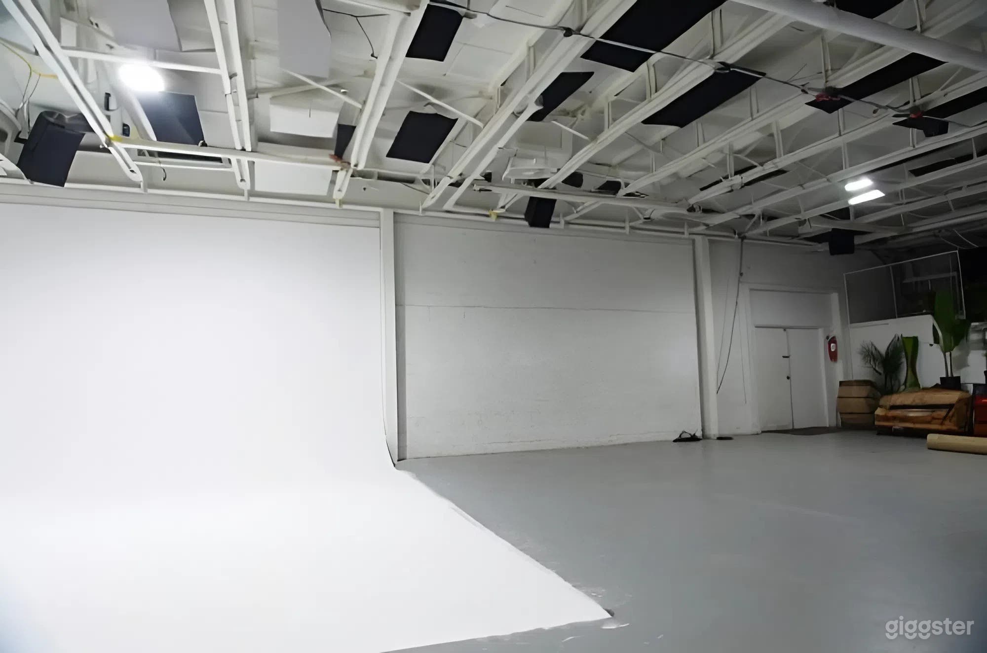 Downtown Montreal Studio with Cyclorama & Recording Facility Photo 2