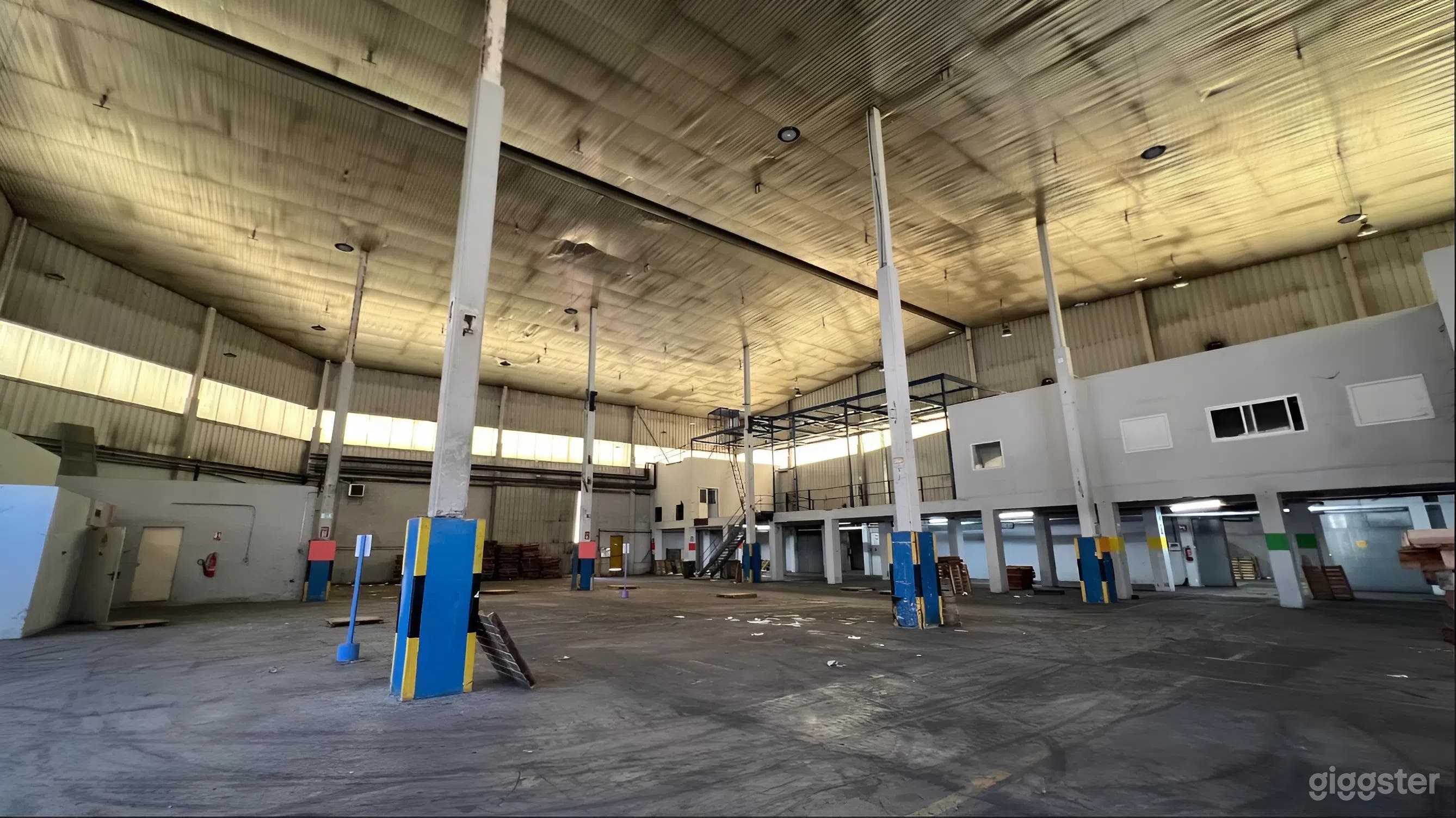 Almacén C - Espacio Industrial de 2,500m² con Techos de 16m Foto 2