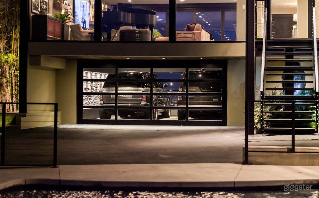 Contemporary Pool with Firepit in Hollywood Photo 4