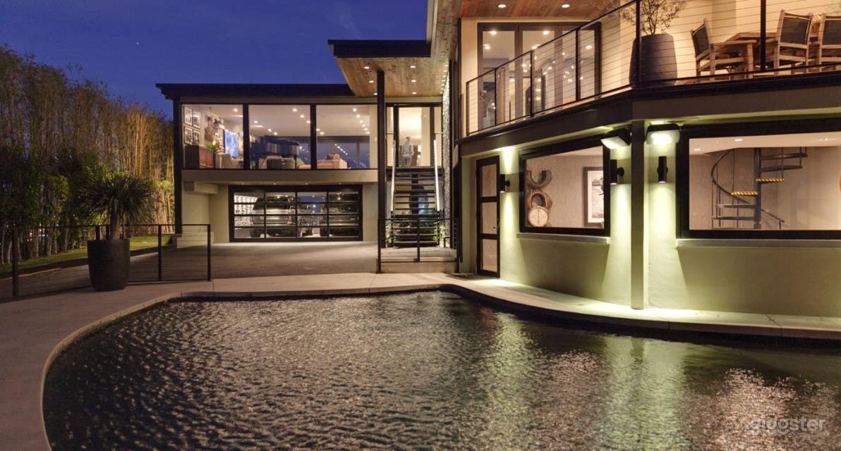 Contemporary Pool with Firepit in Hollywood Photo 3