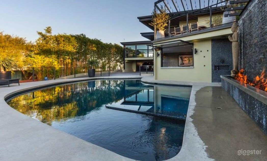 Contemporary Pool with Firepit in Hollywood Photo 2