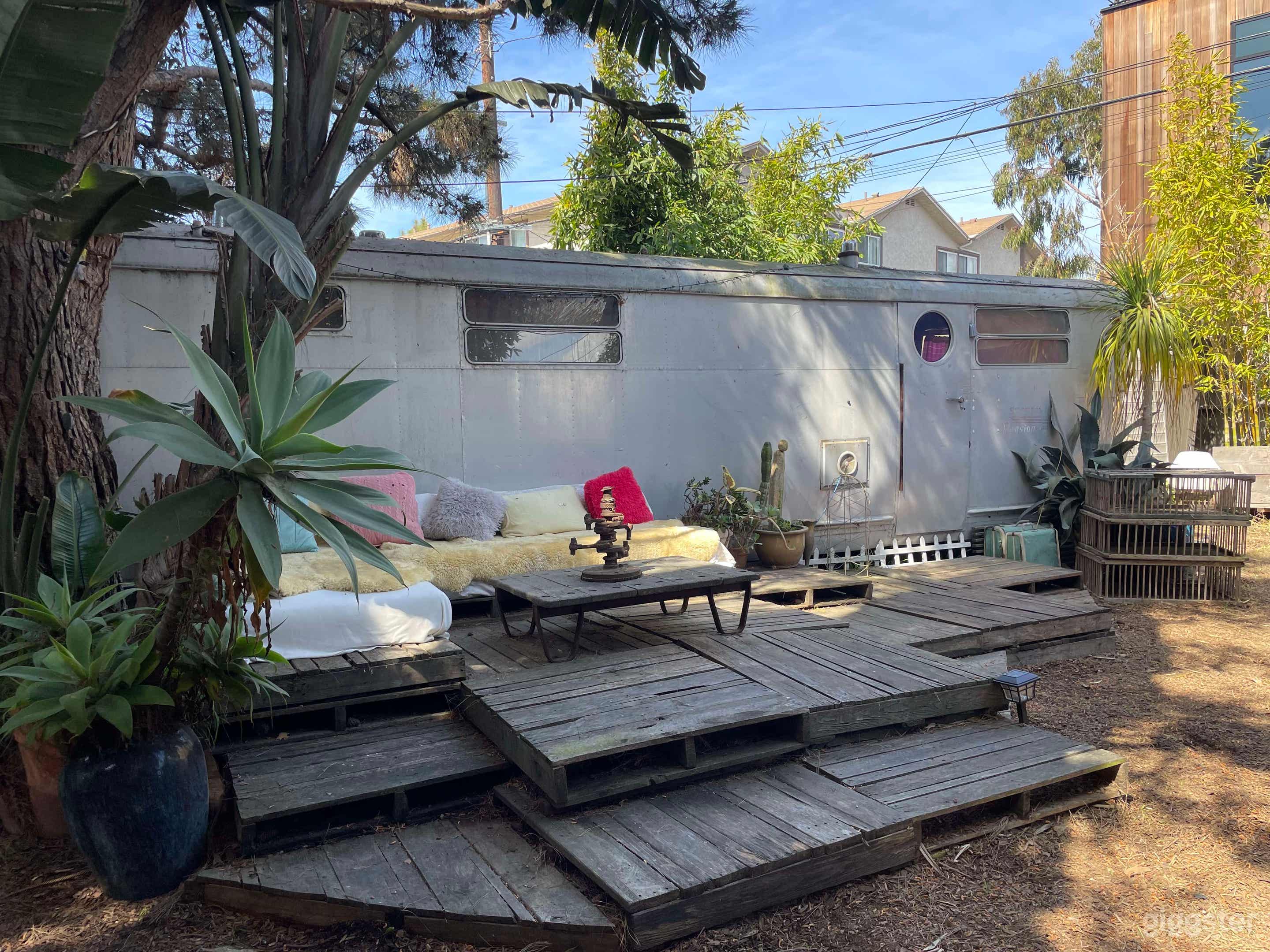 1950 Royal Mansion Trailer in mint condition , better than Airstram with pallet deck outside 