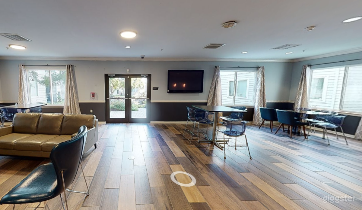 Versatile, Spacious Lounge in Northern Baltimore Photo 3