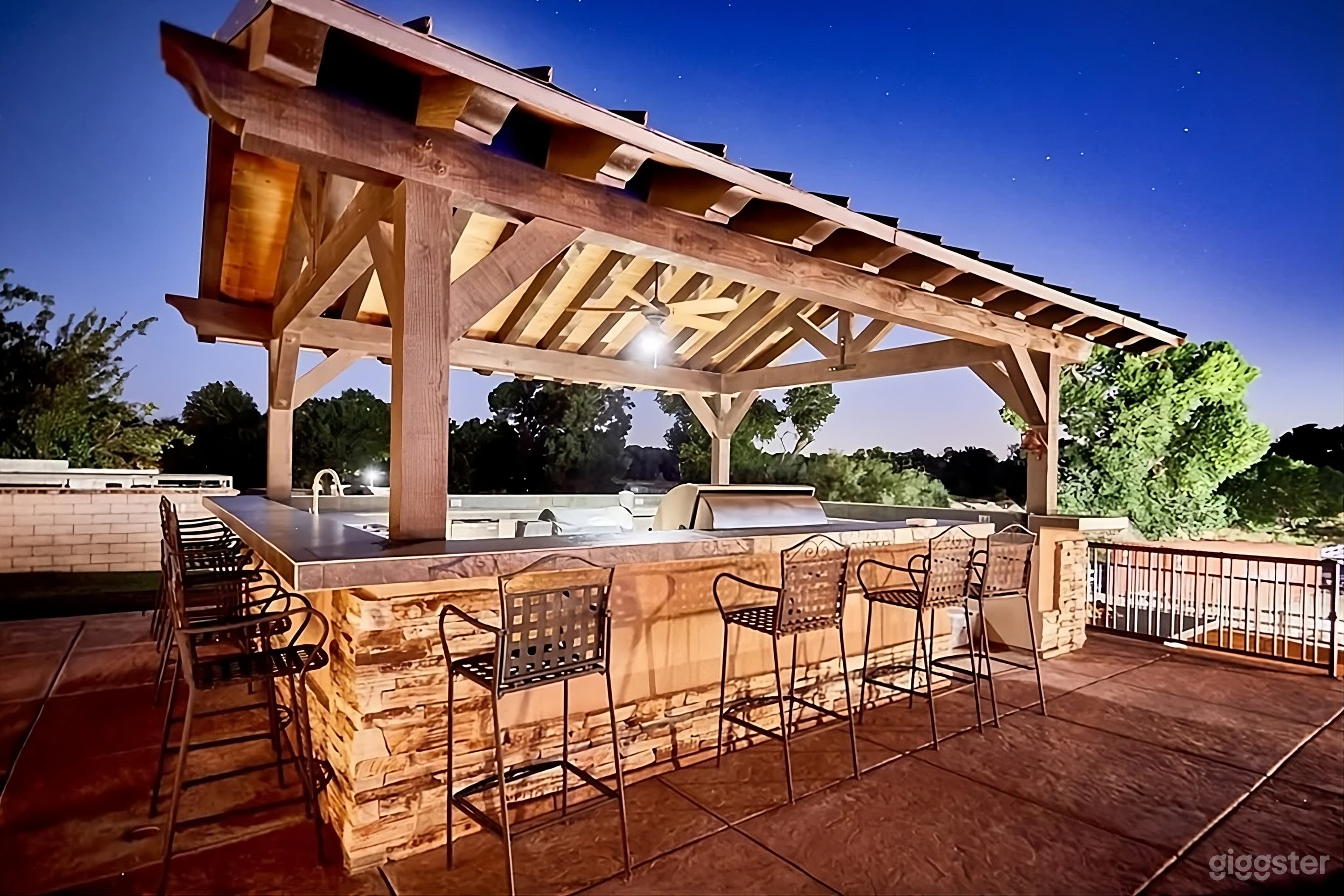 Backyard Ranch Oasis Photo 2