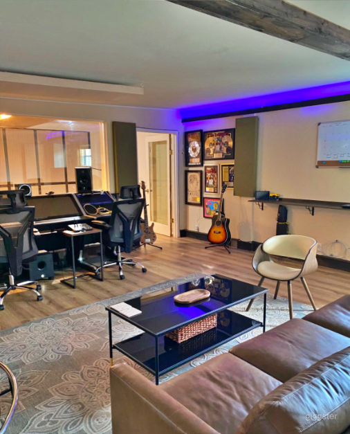 Creative, Musical Lounge with Bar Photo 3