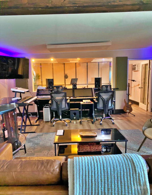 Creative, Musical Lounge with Bar Photo 1