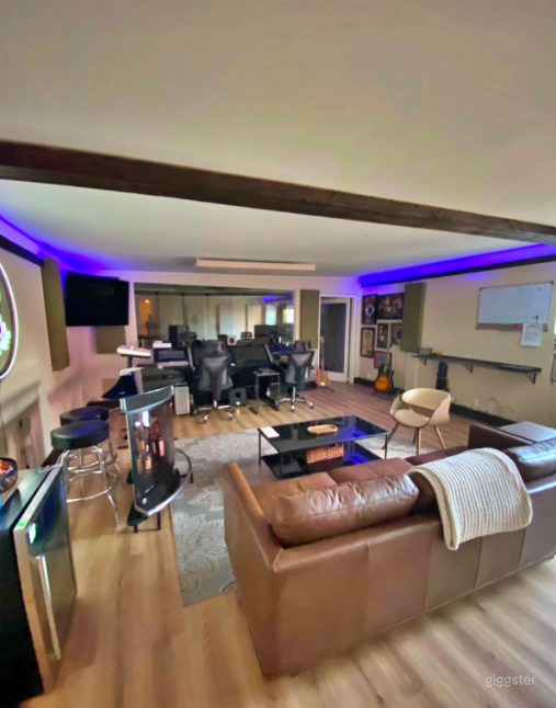 Creative, Musical Lounge with Bar Photo 2